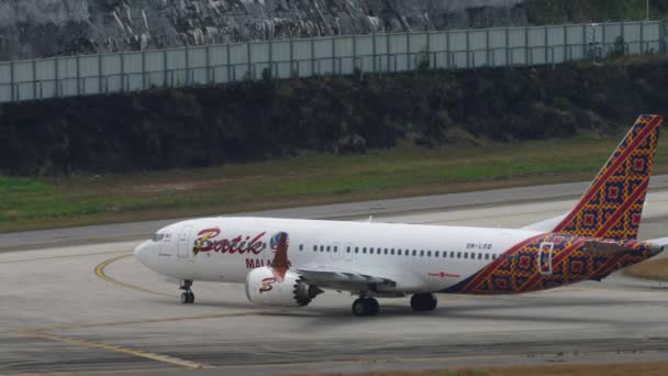 Пхукет Таиланд Февраля 2023 Года Самолет Boeing 737 Lrd Batik — стоковое видео