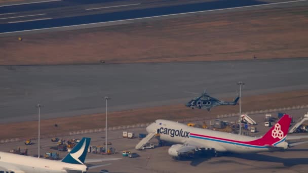 2019년 11월 공항의 공항에 캐세이패시픽 카고와 카골룩스 헬리콥터 — 비디오