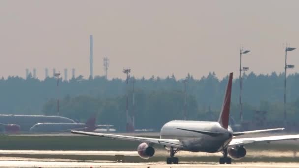 Moskou Russische Federatie Juli 2021 Vliegtuig Versnelt Voor Het Opstijgen — Stockvideo