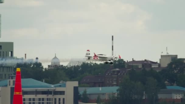 Kazan 러시아 페더레이션 2019 항공기의 스포츠 공중에서 위험한 묘기를 수행하는 — 비디오