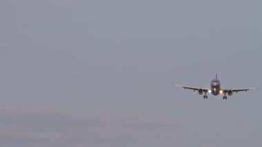 Jet uçağı inişe geçiyor, ön görüş. Uçak inişi, varış. Gökyüzünde bir uçak. Seyahat kavramı