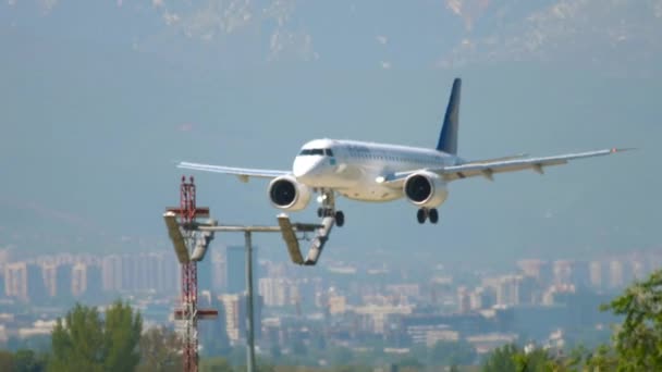 Almaty Kazakhstan 2019年5月5日 Embraer E190 Air Astana客机在阿拉木图机场降落 飞机到达 — 图库视频影像