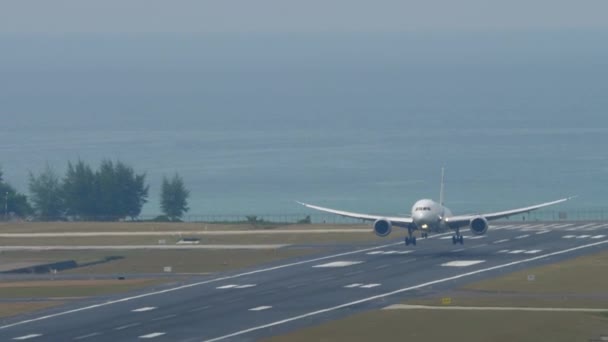 Phuket Tailandia Febrero 2023 Boeing 787 Frenando Después Aterrizar Aeropuerto — Vídeos de Stock
