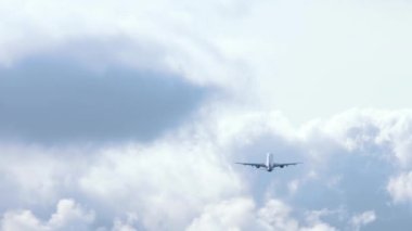 Gökyüzünde irtifa kazanan bir jet uçağının arka görüntüsü. Yolcu uçağı kalkıyor. Kalkış uçuşu