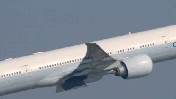 2019년 11월 공항에서 캐세이패시픽의 777이 이륙하고 등반합니다 하늘에 비행기 — 비디오