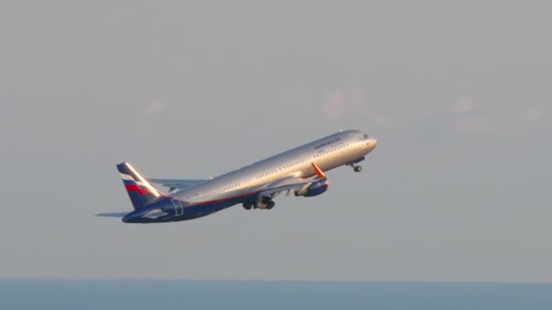 Sochi Russia August 2022 Airbus A320 Van Aeroflot Vliegtuigen Opstijgen — Stockvideo