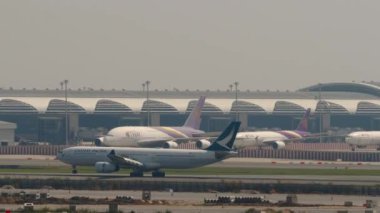 BANGKOK, THAILAND - 01 Mart 2023: Airbus A330, Suvarnabhumi Havalimanı 'na indikten sonra frenleme. Uçak geliyor. Yeni bir pist inşaatı