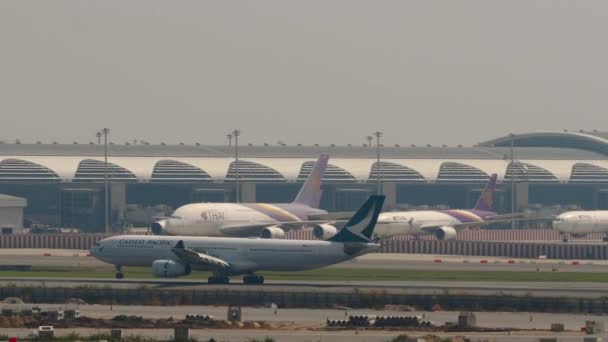 Bangkok Tailândia Março 2023 Airbus A330 Laz Travagem Cathay Pacific — Vídeo de Stock