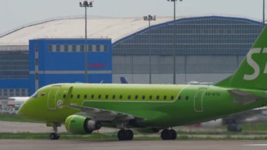 ALMATY, KAZAKHSTAN - 4 Mayıs 2019: Embraer E170 yolcu uçağı, S7 Airlines 'ın VQ-BYG' si Almaty havaalanında taksicilik yapıyor. Taksiyoldaki ticari uçak, yan görüş.