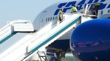 MOSCOW, Rusya Federasyonu - 26 Mayıs 2015: Airstairs 'e yanaşıldı. Yolcu merdiveni yolcu uçağının kapısına yanaştı. Transaero uçağı geldi.