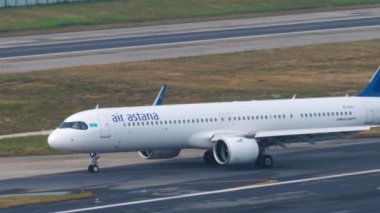PHUKET, THAILAND - FEBRUARY 03, 2023: Air Astana iniş ve frenleme sivil düzlemi, spoiler yukarı. Uçak geliyor, yan görüş. Turizm ve seyahat kavramı