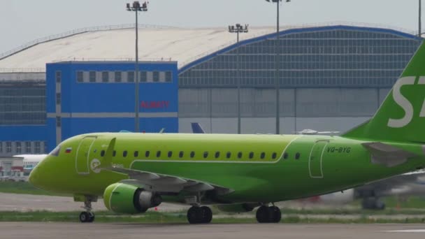 Almaty Kazakhstan Mei 2019 Passagiersvliegtuig Embraer E170 Byg Van Airlines — Stockvideo