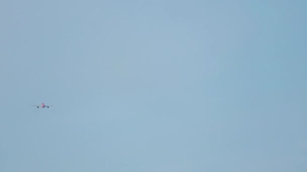 飛んでいるジェット機の長いショット リアビュー 青空の飛行機の映像 — ストック動画