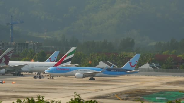 Phuket Tajlandia Listopad 2016 Ciągnik Ciągnący Ciężki Samolot Tui Fly — Wideo stockowe