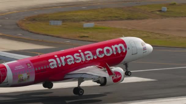 Phuket Thailand February 2023 エアアジア上陸の旅客機エアバスA320のシネマティックショット プーケット空港で触れ ブレーキ サイドエビュー アジアの低コスト航空会社 — ストック動画