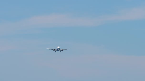 Samolot Zbliża Się Lądowania Niebieskim Niebie Widok Dołu Przylot Pasażerów — Wideo stockowe