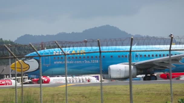 2015년 11월 27일 공항의 활주로에서 택시의 푸티지 737 Dbd 비행기 — 비디오