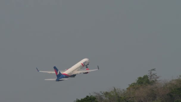 Phuket Tailandia Febrero 2023 Avión Pasajeros Azurair Despega Sube Aeropuerto — Vídeos de Stock