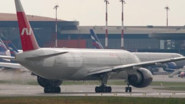 MOSCOW, Rusya Federasyonu - 30 Temmuz 2021: Sheremetyevo havaalanındaki pistte Nordwind 777 'nin geniş gövdeli Boeing 777' si. Yolcu uçağı kalkıyor. Turizm ve seyahat kavramı