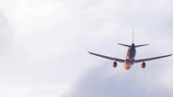 Düsenpassagierflugzeuge Fliegen Weg Rückansicht Hintergrund Flugzeug Hebt Steigt Auf Filmdreh — Stockvideo