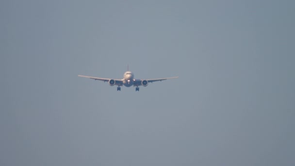 商业飞机即将在普吉机场着陆 飞机飞越麦口海滩 — 图库视频影像