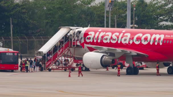 Phuket Thailand Februar 2023 Menschen Steigen Ein Flugzeug Flugzeug Auf — Stockvideo