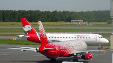 SAINT PETERSBURG, RUSSIA - 26 Temmuz 2022: Sukhoi Superjet 100-95LR, RA-89092 Yamal Airlines ve Sukhoi Superjet 100-95B, RA-89127 of Rossiya