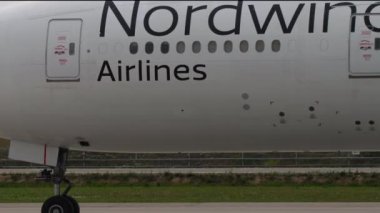 MOSCOW, Rusya Federasyonu - 30 Temmuz 2021: Boeing 777, Nordwind Havayolları 'nın VP-BJO' su Sheremetyevo havaalanındaki piste iniyor. Havaalanındaki uçak. Seyahat kavramı.