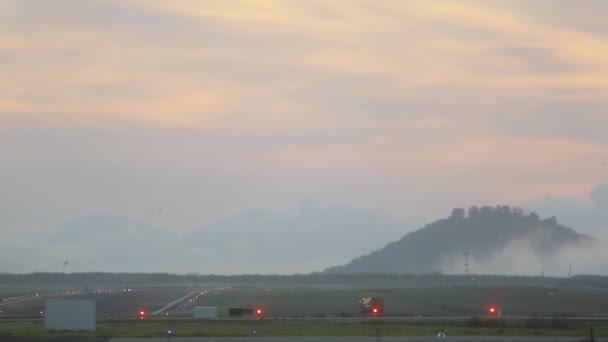 滑走路で 夜明け 日の出に飛行場がある イルミネーションされた滑走路 早朝のエアストリップ — ストック動画
