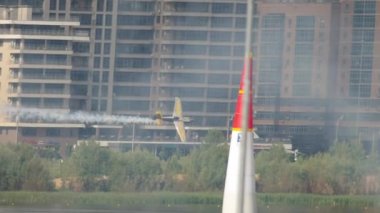KAZAN, Rusya FEDERasyonu, 15 HAZİRAN 2019: Spor uçak yarışmaları, Kazan 'da hava gösterileri. Hafif bir uçağın olağanüstü dublörü. Red Bull Air, uçuş.