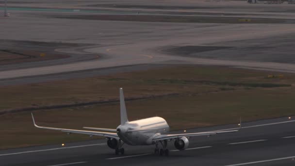 Avión Pasajeros Despegando Pista Atardecer Concepto Turismo Viajes Salida Del — Vídeos de Stock