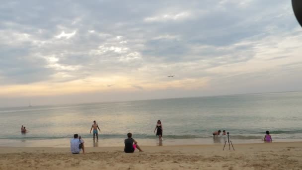 Huket Tajlandia Luty 2023 Samolot Nad Zatłoczoną Plażą Turyści Robią — Wideo stockowe
