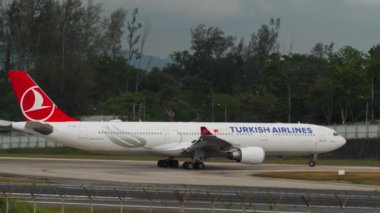 PHUKET, THAILAND - 26 Ocak 2023: Phuket 'te taksicilik yapan Türk Hava Yolları Airbus A330 yolcu uçağı. Pistteki uçaklar. Seyahat kavramı