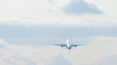 Havaalanından havalandıktan sonra kalkan uçak. Yolcu uçağı tırmanışı, dikiz aynası. Kalkış uçuşu