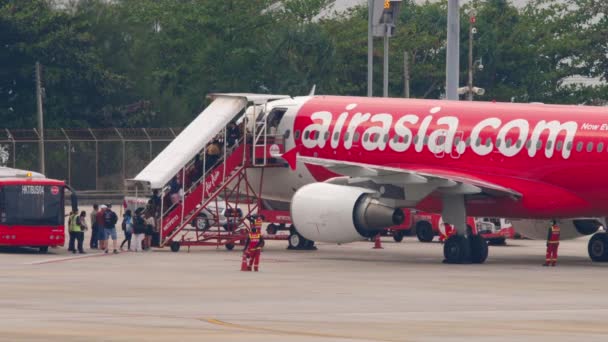 Phuket Thailand Februari 2023 Vliegtuigvliegtuig Van Airasia Phuket Airport Mensen — Stockvideo