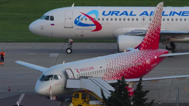Sochi Rússia Agosto 2022 Airbus A320 Ural Airlines Aeroporto Sochi — Vídeo de Stock