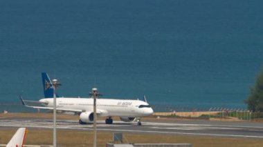 ALMATY, KAZAKHSTAN - 4 Mayıs 2019: Yolcu jeti Airbus A321, Air Astana EI-KGH Almaty havaalanından havalanır. Yolcu uçağı kalkıyor. Uçak hızlanır ve uçar.