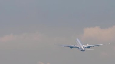 Jet uçağı kalkıştan sonra tırmanıyor. Uçak kalkıyor, dikiz aynasından. Gökyüzünde bir uçak. Turizm ve seyahat kavramı