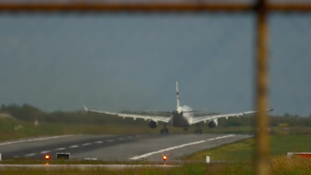 Samolot Przyspiesza Startuje Mgła Lotnisku Gorący Letni Dzień Widok Przez — Wideo stockowe
