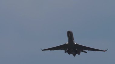 PHUKET, THAILAND - 26 HAZİRAN 2023: VistaJet 'in 9H-VID uçuşu ve tırmanışı. İniş takımlarını kapatıyorum. Üzerimizde uçak var. İş havacılık şirketi