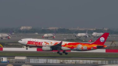 BANGKOK, THAILAND - Mart 01, 2023: Airbus A330, B-5960 Changhong Livery iniş yapan ve Suvarnabhumi Havaalanı 'ndaki piste dokunan Sichuan Havayolları. Uçak geliyor..