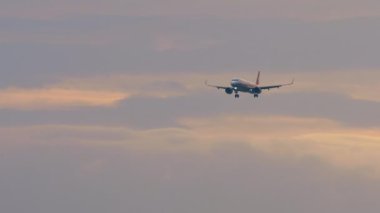 PHUKET, THAILAND - 31 Ocak 2023: Sichuan Airlines Airbus A321, Phuket havaalanına iniş yapmak üzere, uzun kenar görüşlü çekim. Hava taşımacılığı kavramı, seyahat