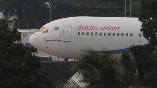 Phuket Thailand Januari 2023 Sidovy Passagerarplan Från Sunday Airlines Taxning — Stockvideo