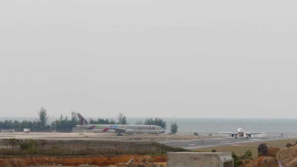 Phuket Thailand Január 2023 Repülőgép Leszállás Érintés Fékezés Phuket Repülőterén — Stock videók
