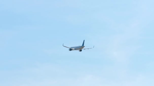 Samoloty Odlatują Nagranie Samolot Latać Niebieskim Niebie Słoneczny Dzień — Wideo stockowe