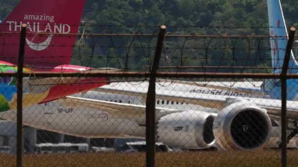 Phuket Tailandia Febrero 2023 Aviones Delantal Camino Rodaje Tráfico Aéreo — Vídeos de Stock