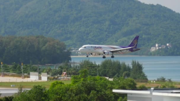 Phuket Tailandia Noviembre 2016 Avión Sonrisas Tailandesas Aterrizando Aeropuerto Phuket — Vídeos de Stock