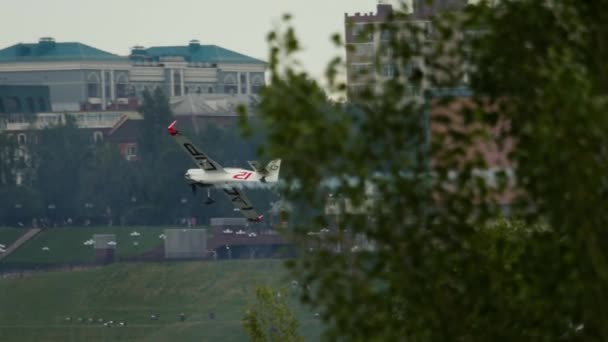 Kazan 러시아 페더레이션 2019 스포츠 항공기 공중에서 위험한 묘기를 수행하는 — 비디오