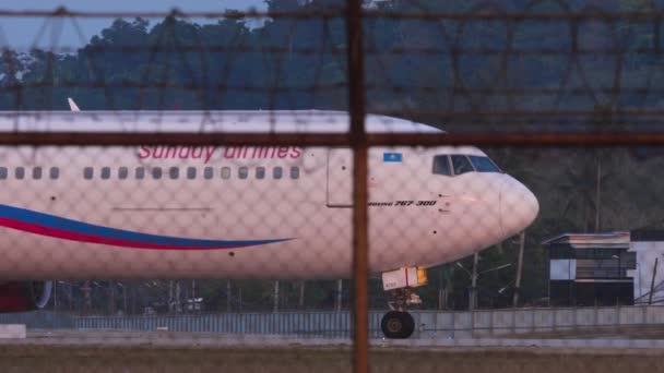 プーケット Thailand January 2023 日曜航空の旅客機ボーイング767がプーケット空港でタクシーを運航しています タクシーウェイの飛行機の映像 エプロン 飛行機 — ストック動画