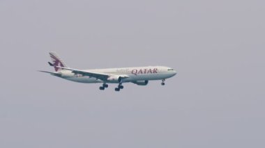 PHUKET, THAILAND - 29 Ocak 2023: FIFA Dünya Kupası 2022 Livery ile Katar Havayolları 'ndan Boeing 777 Phuket havaalanına indi. Geniş gövdeli ağır tahta yaklaşıyor.